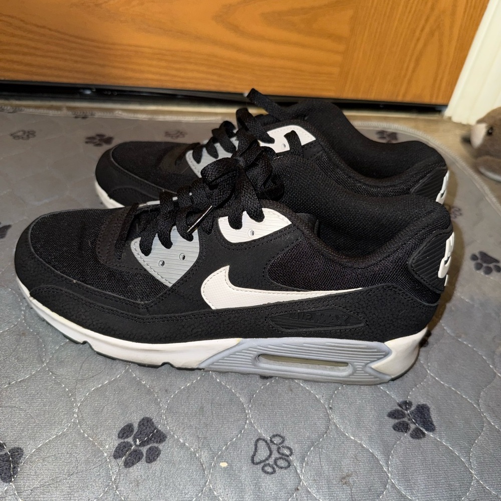NIKE AIR MAX 90s from 2014. Women’s 9.5/Mens 8. Like new
